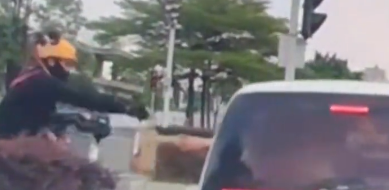 外卖员红绿灯口“卡点”直接将咖啡递给车里 网友：难度不亚于空间站对接！-第1张图片