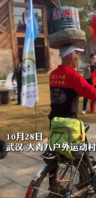 63岁大爷头顶56斤石磨骑车 最远骑50公里已坚持24年 “为锻炼身体”!-第1张图片