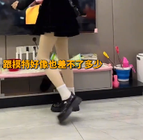 31岁男子因腿型修长走红 有丝袜厂家求合作 本人:没有开拉长特效!-第1张图片 31岁男子因腿型修长走红 有丝袜厂家求合作 本人:没有开拉长特效!-第1张图片