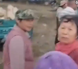 农民突发脑溢血 上百村民帮忙收玉米 网友:太暖心了！-第1张图片