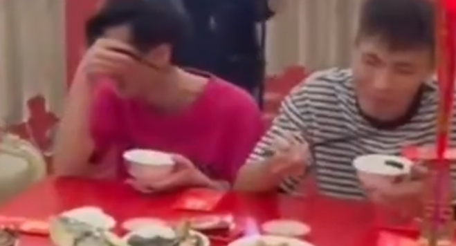 2个弟弟送姐姐出嫁 吃分家饭时憋笑 网友：两人“差点把饭喷对方脸上”！-第1张图片